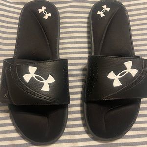 Under Armour Slides. Mens 11. Cushioned with Velcro adjustable strap. Worn once.
